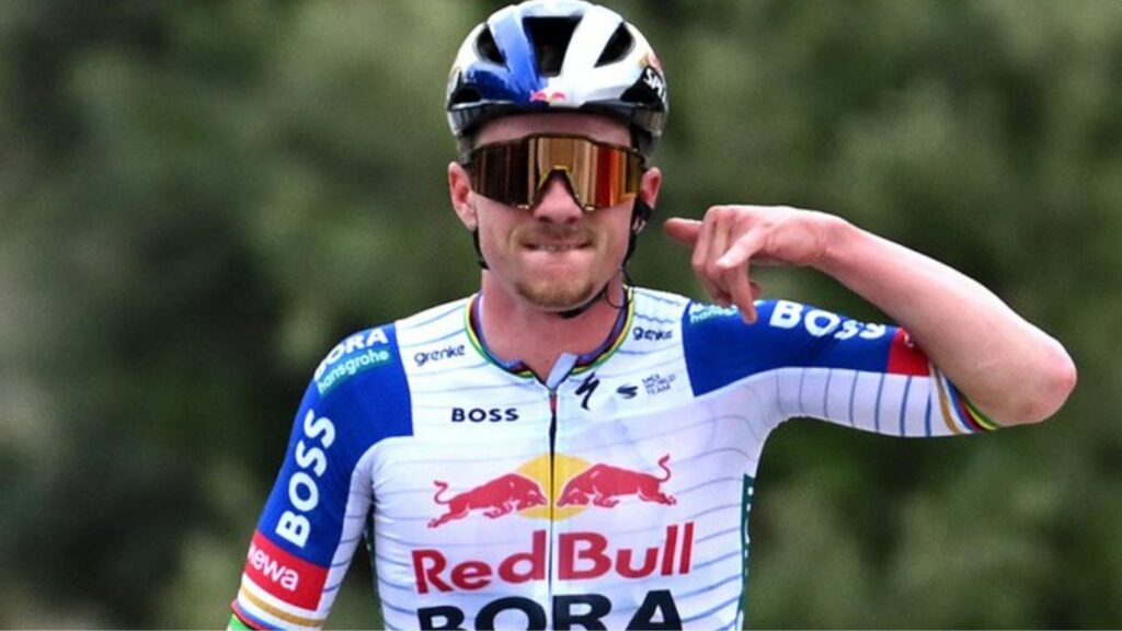 Remco Evenepoel celebrando su victoria en el Trofeo Serra Tramuntana 2026.