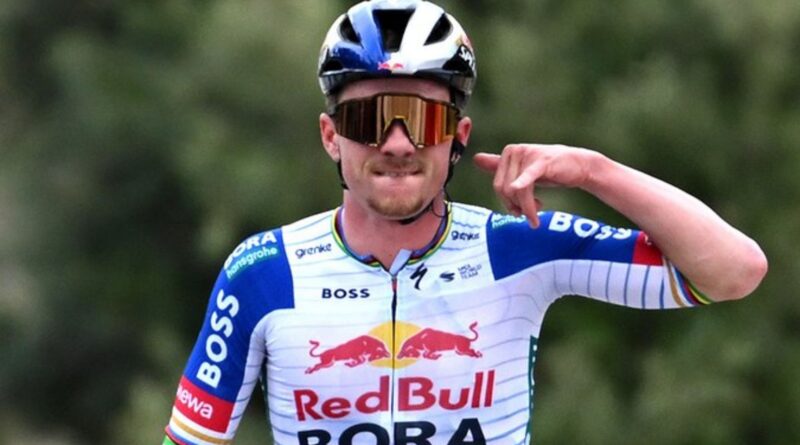 Remco Evenepoel celebrando su victoria en el Trofeo Serra Tramuntana 2026.