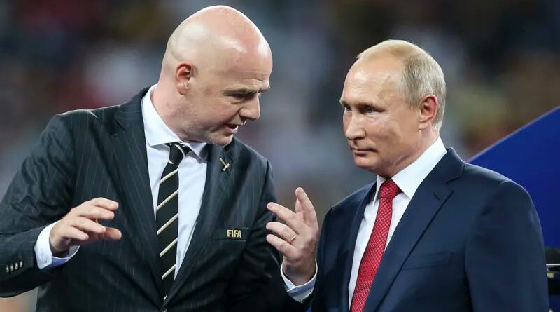 Gianni Infantino, presidente de la FIFA, analizando el posible regreso de Rusia al fútbol internacional.