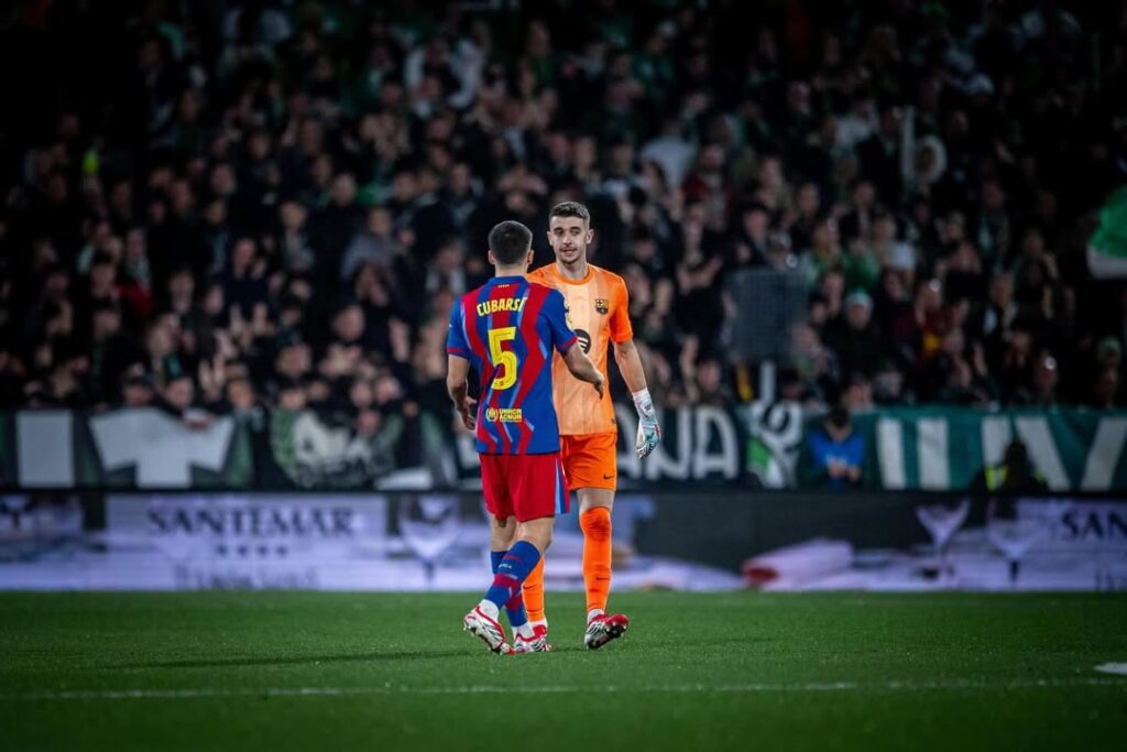 Joan Garcia y Pau Cubarsí durante un partido, luego víctimas de la reciente oleada de robos a jugadores del Barça en el Baix Llobregat.