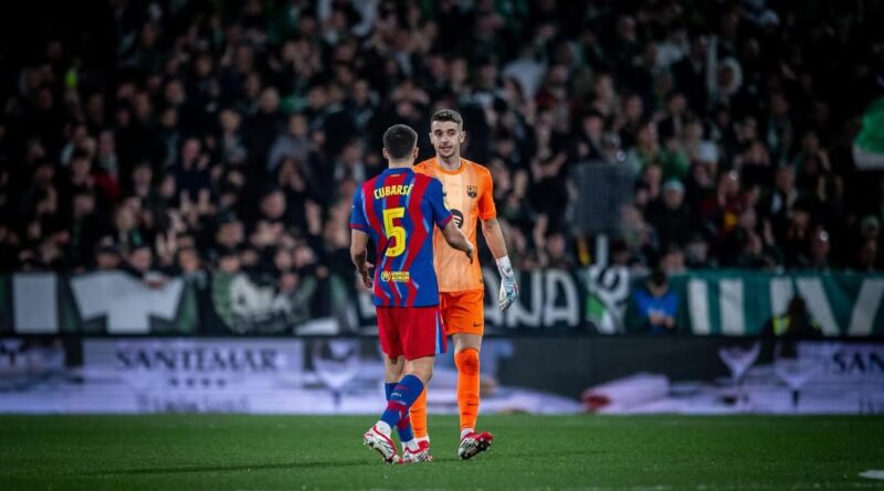 Joan Garcia y Pau Cubarsí durante un partido, luego víctimas de la reciente oleada de robos a jugadores del Barça en el Baix Llobregat.