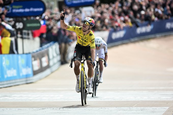 Wout van Aert gana Paris Roubaix 2026 celebración velódromo Roubaix