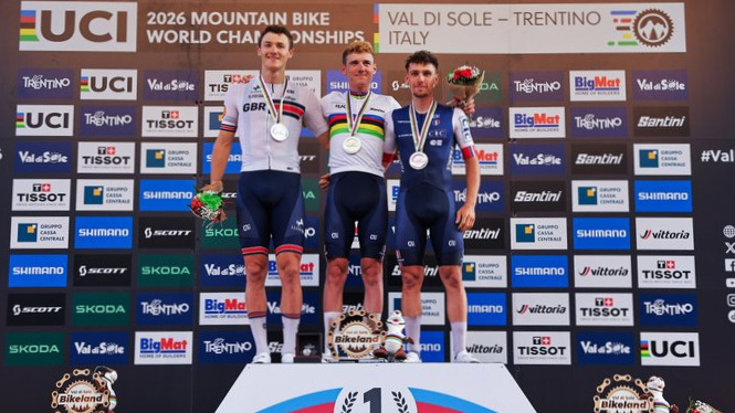 Podium men Mundial XCC 2026